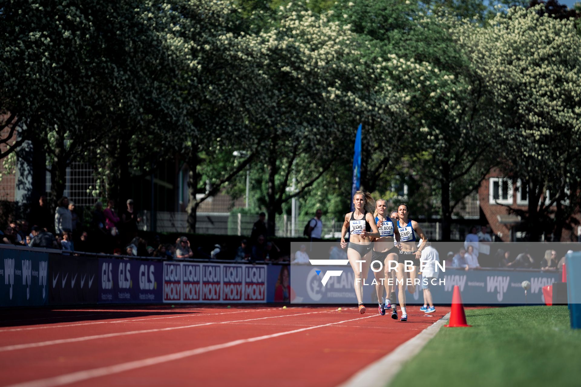 Laura Voss (LAZ Soest) vor Paula de Boer (MTV Luebeck), und Katharina Kemp (MTV Luebeck) ueber 800m am 08.05.2022 beim Stadtwerke Ratingen Mehrkampf-Meeting 2022 in Ratingen